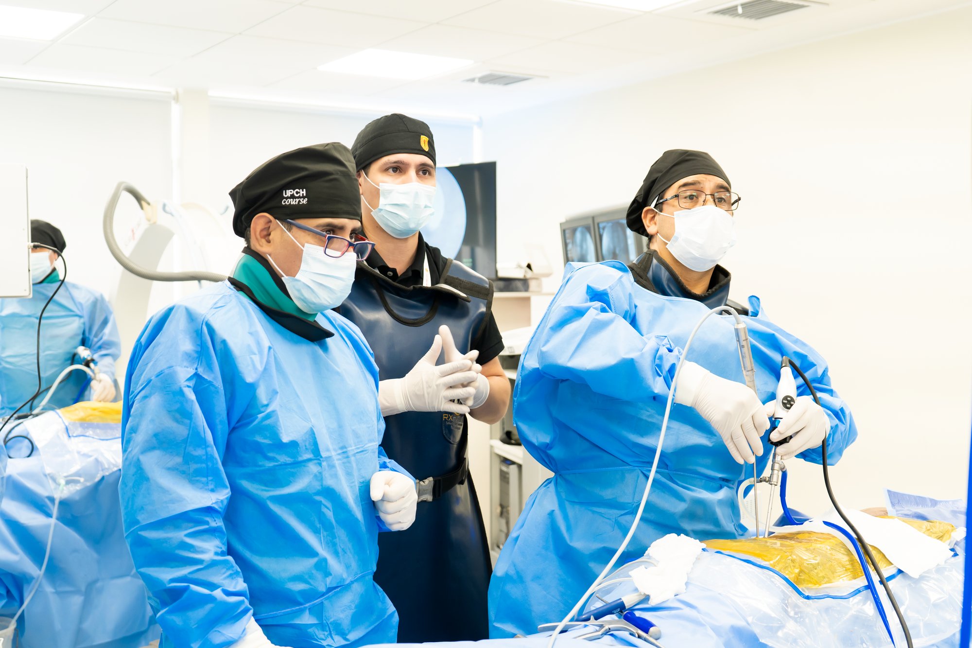 Equipo médico realizando una cirugía endoscópica