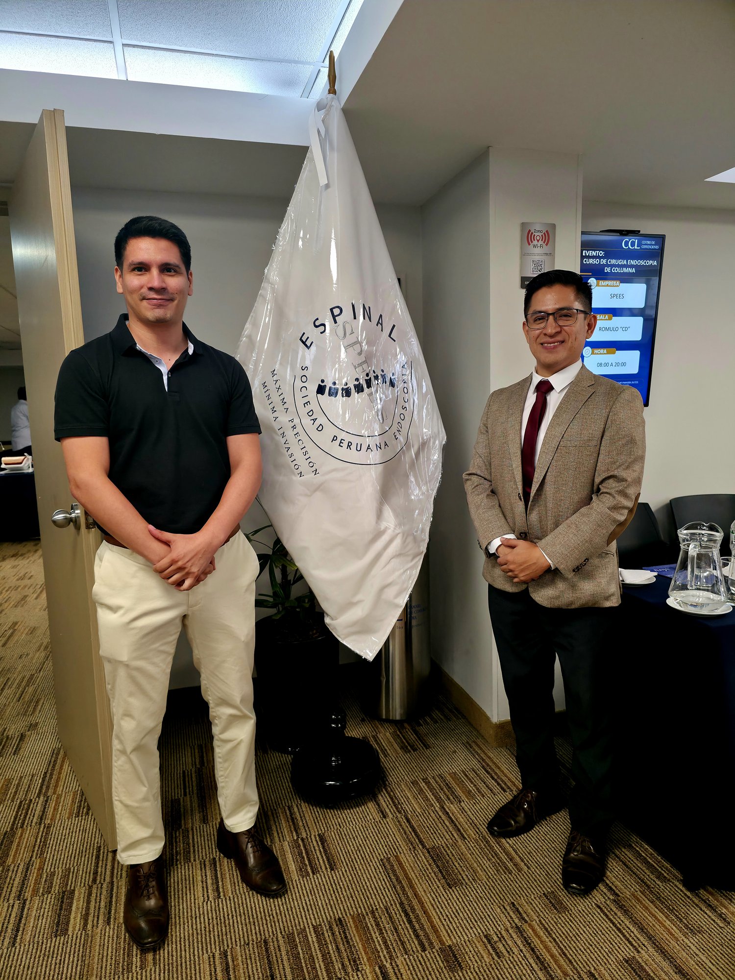 Dr. José León junto a un colega en un congreso de cirugía espinal