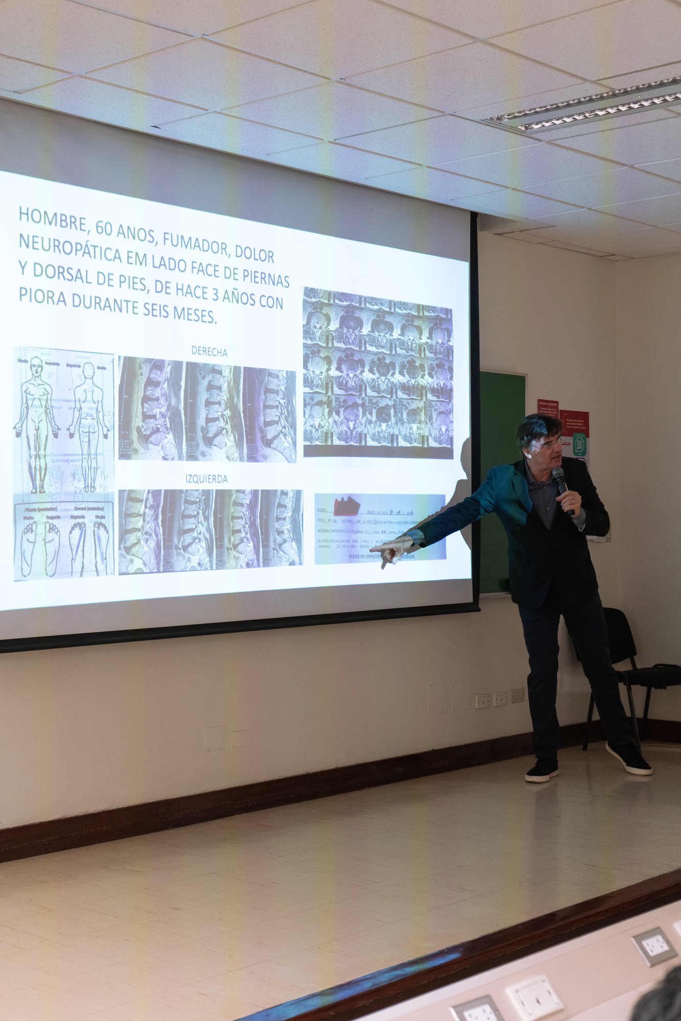 Dr. José León presentando imágenes médicas ante los asistentes