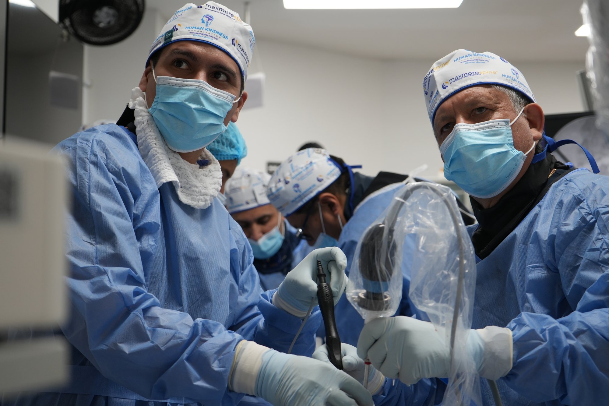 Equipo médico durante una cirugía endoscópica de columna