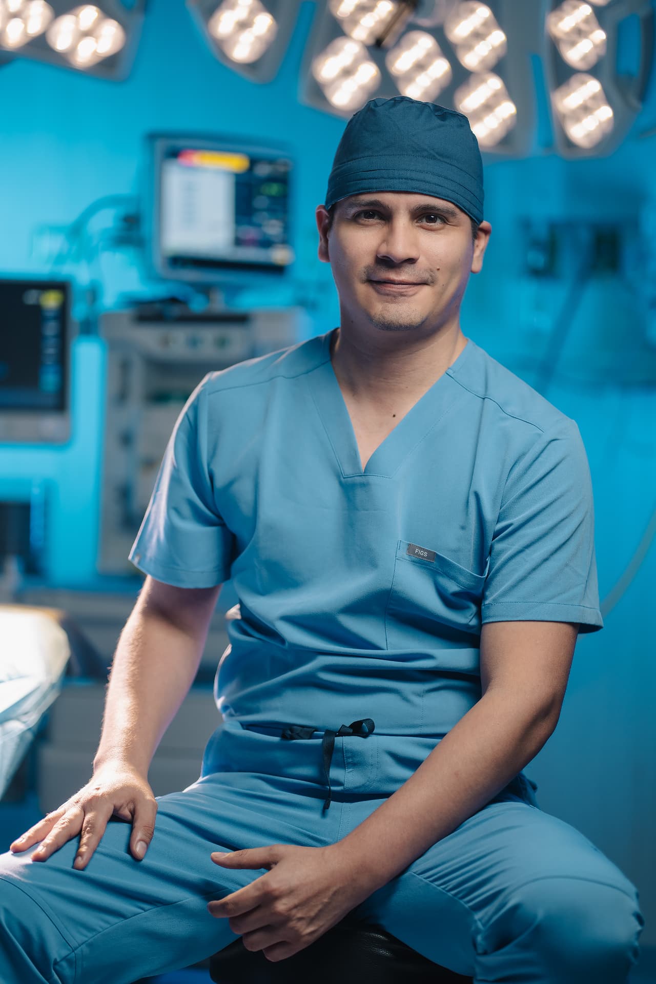 El Dr. José León en sala de operaciones