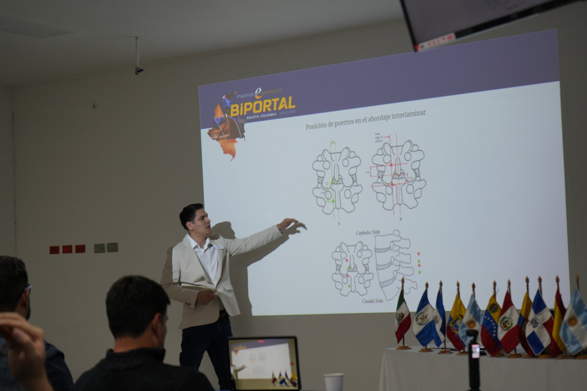 Dr. José León exponiendo sobre la técnica biportal
